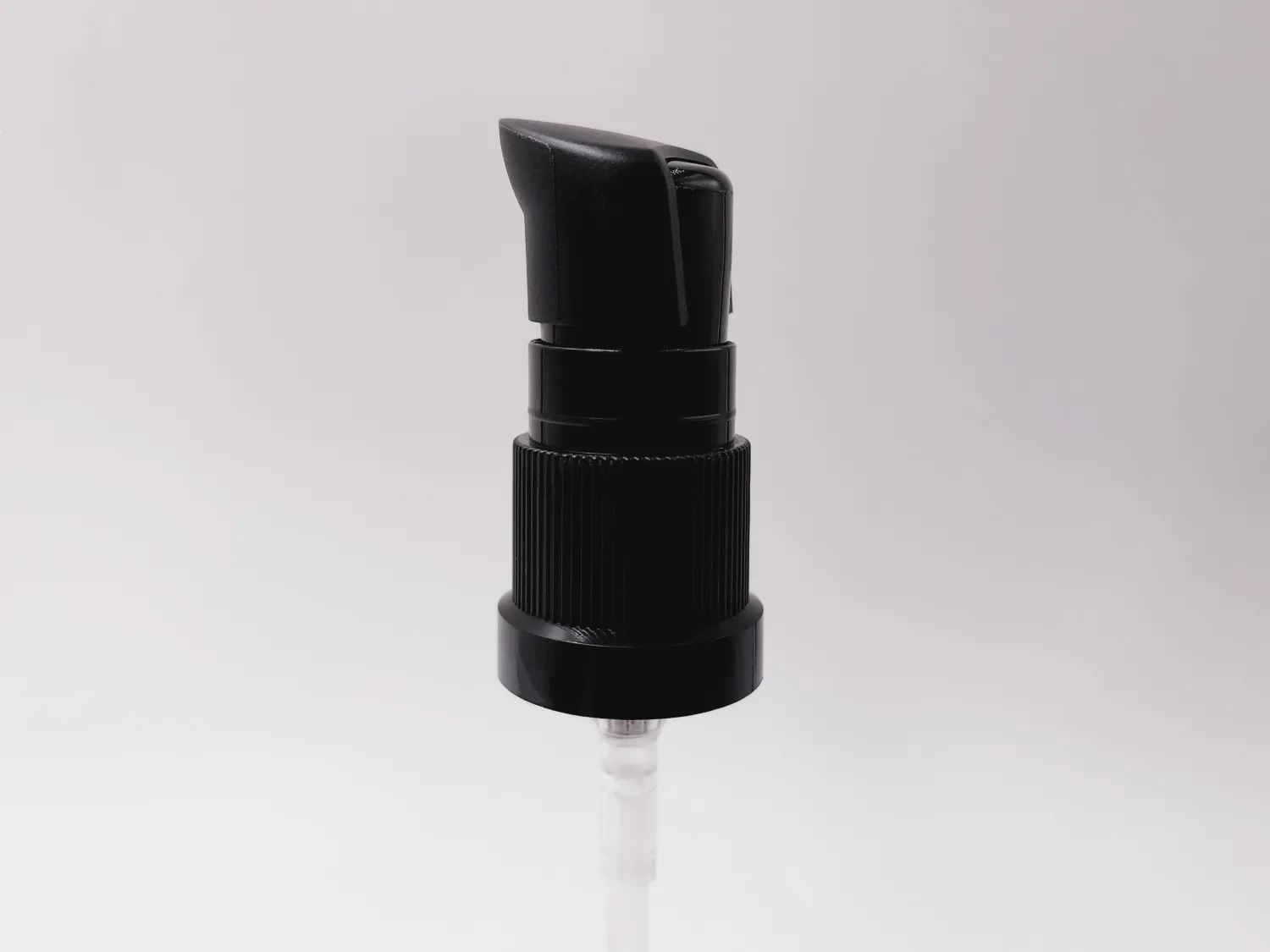 Дозатор 18/415 черный с рифленной юбкой, чёрным матовым колпачком на кнопке, длина трубки 110мм 5