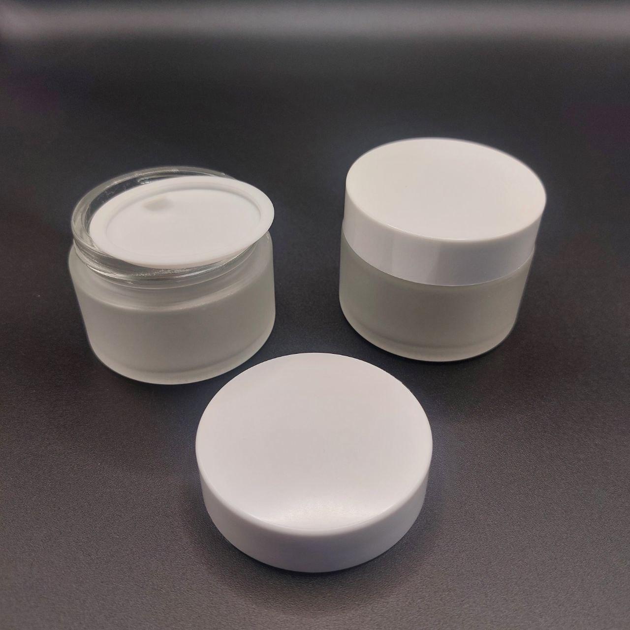 Банка 50 мл стеклянная фростированная в комплекте с крышкой белой глянцевой и  белой твердой прокладкой РР 3