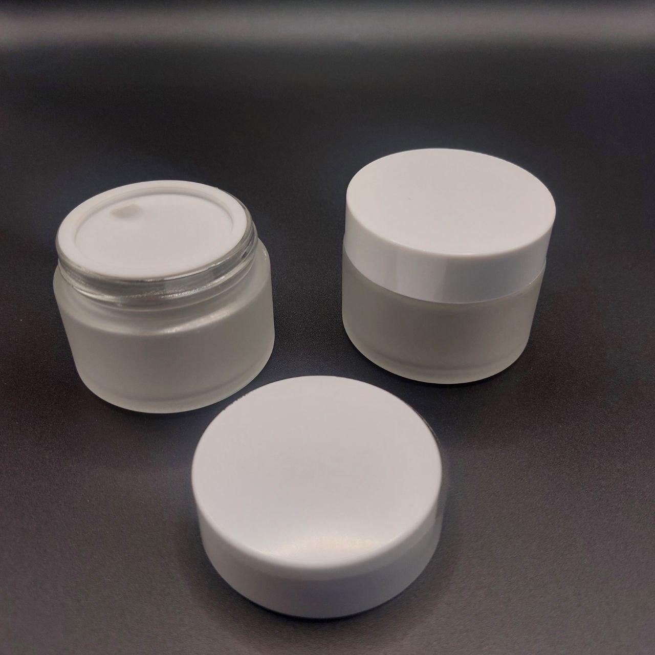 Банка 50 мл стеклянная фростированная в комплекте с крышкой белой глянцевой и  белой твердой прокладкой РР 4