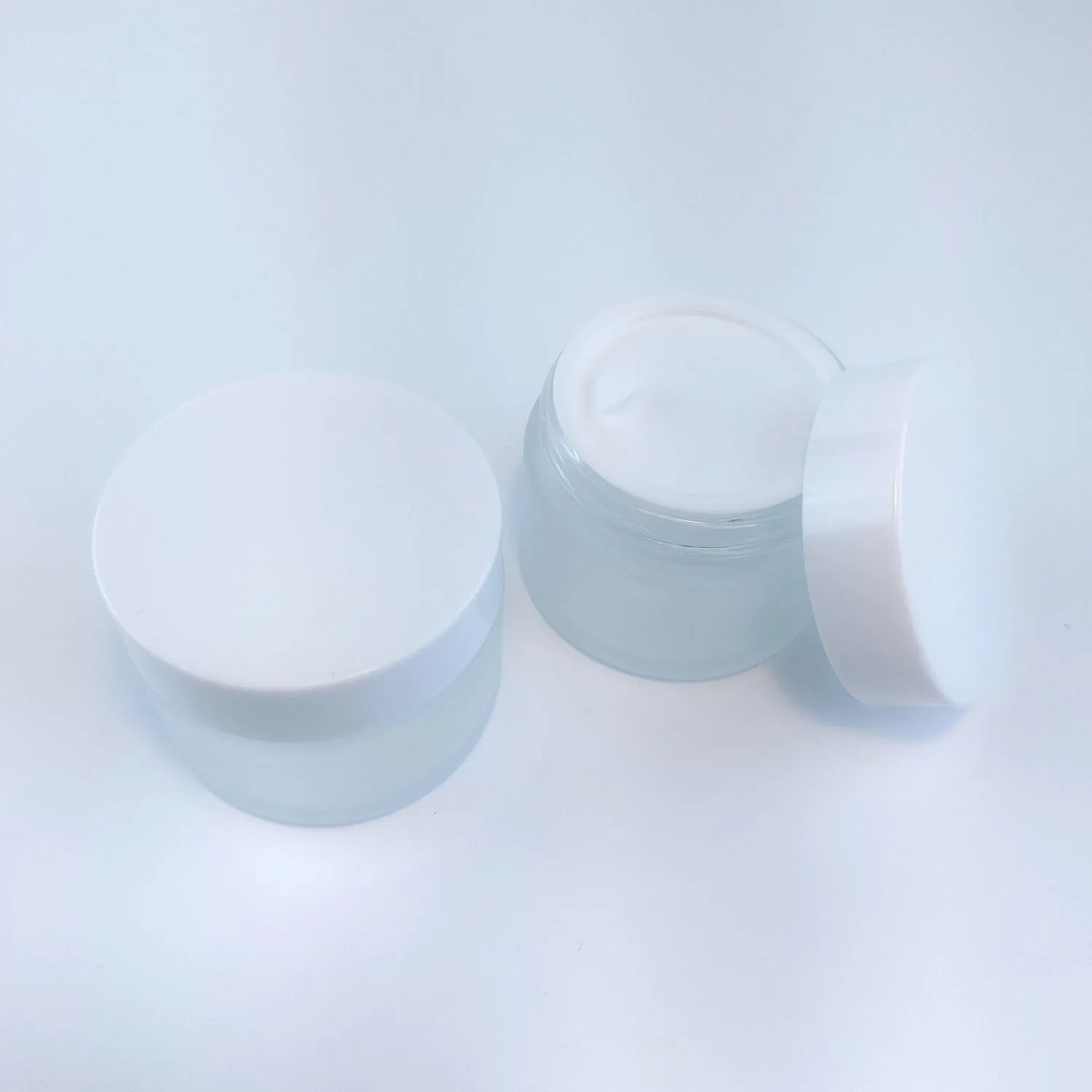 Банка 50 мл стеклянная фростированная в комплекте с крышкой белой глянцевой и  белой твердой прокладкой РР 3