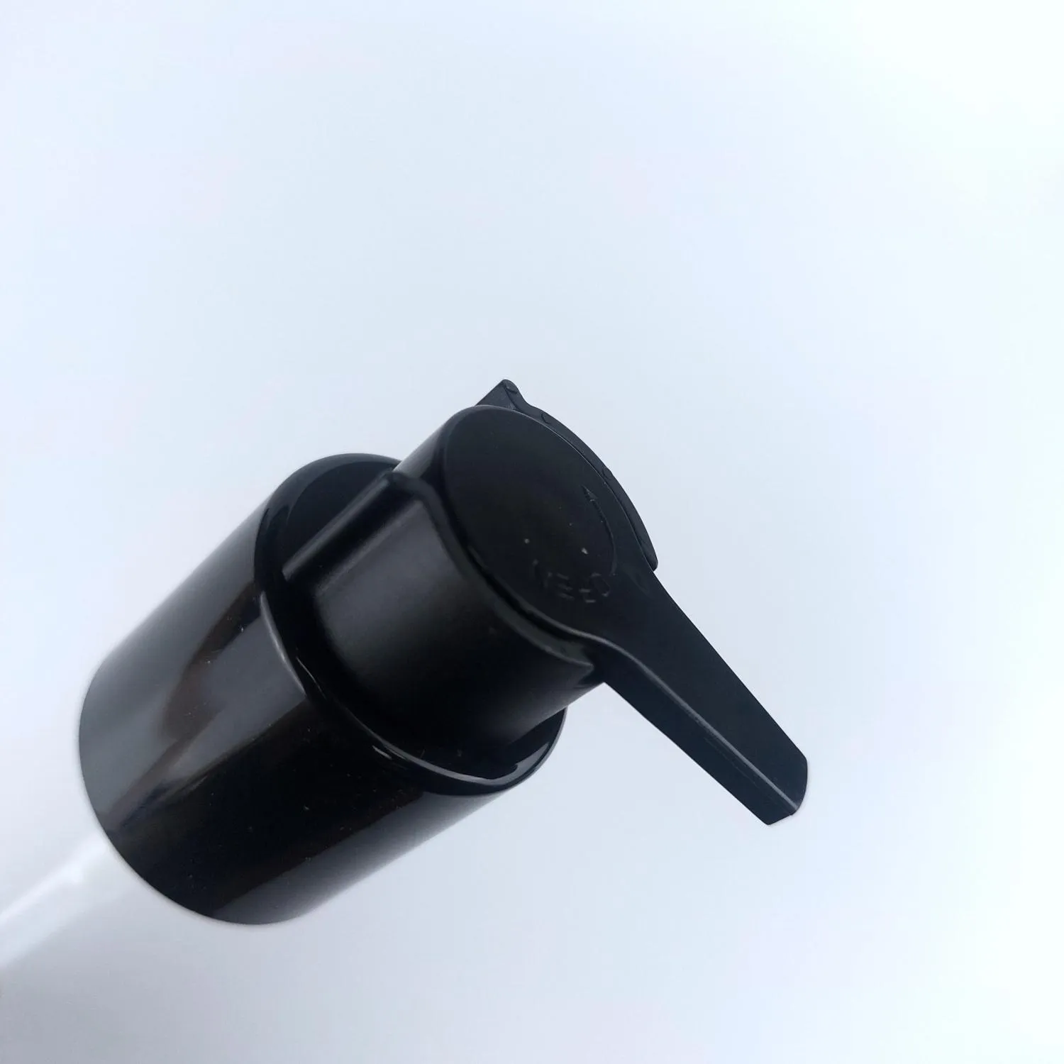 Дозатор 28/410 черный глянц., с матовой черной клипсой, бесконтактный, длина трубки в выдернутом состоянии 14,5 см, EF-R11 3