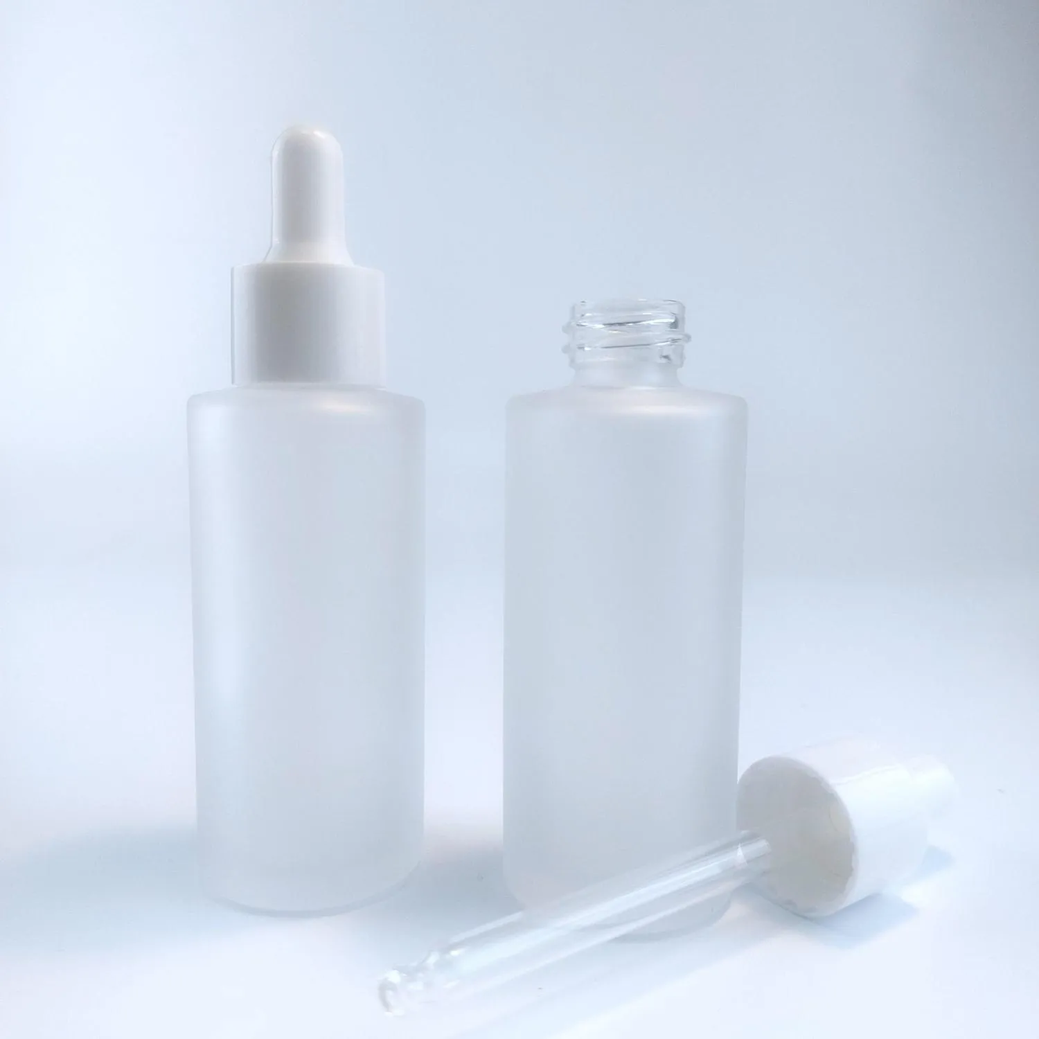 Флакон 50 мл стеклянный фростированный, 20/410, прямые плечи, d-3,7 см в комплекте с белой пипеткой