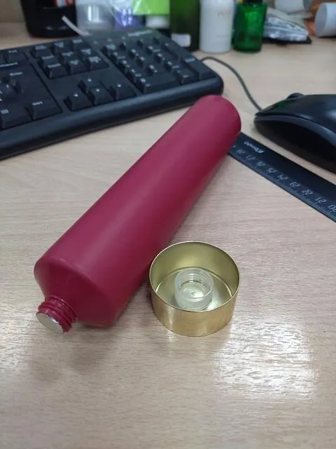 Туба PE d 40 150 мл, прокрас в массе малиновая, высота трубки 165 мм, матовый лак, без печати, крышка стандартная закручивающаяся, натуральная, сверху золотая металлизация, контроль вскрытия мембрана алюминиевая, отверстие 3 мм