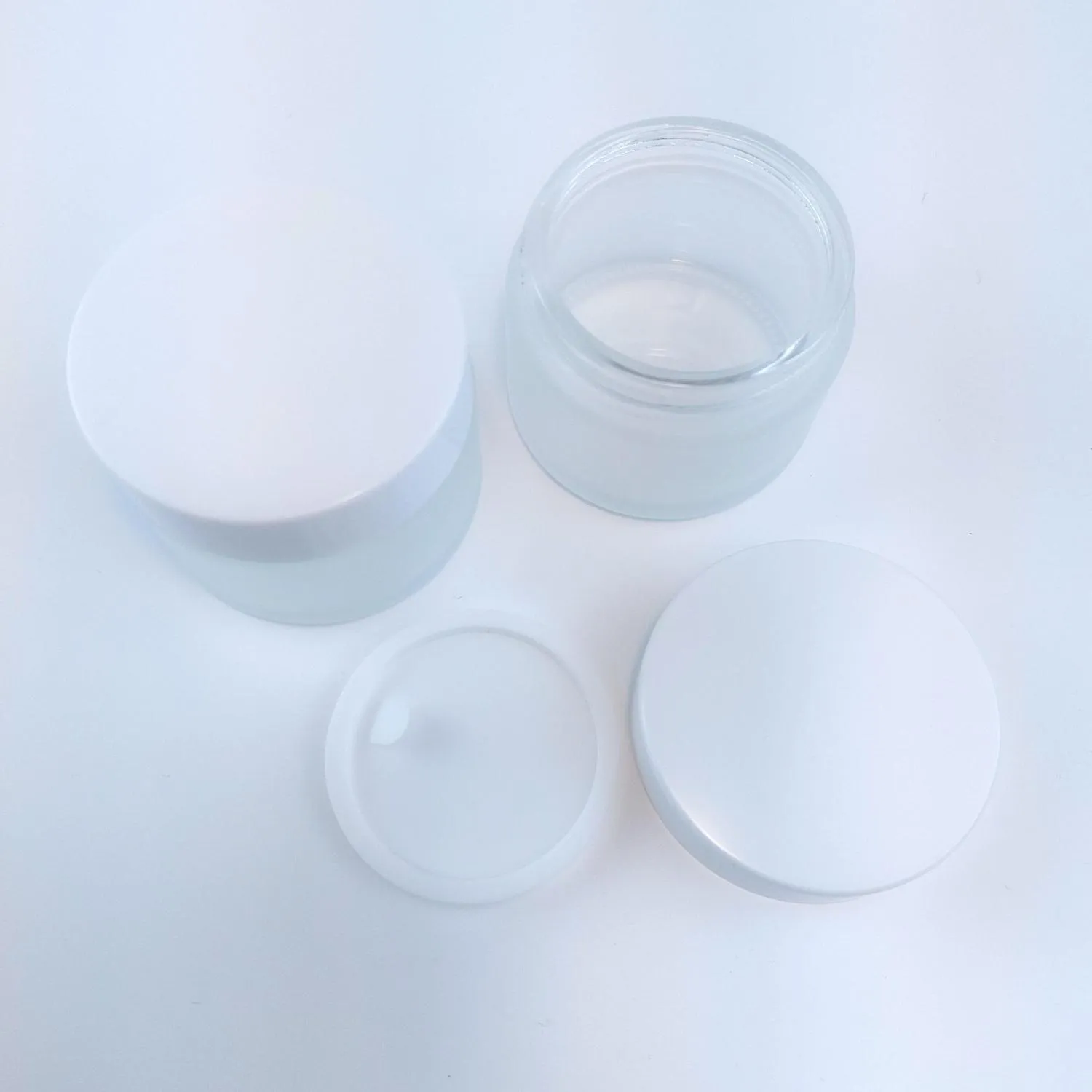 Банка 50 мл стеклянная фростированная в комплекте с крышкой белой глянцевой и  белой твердой прокладкой РР 4