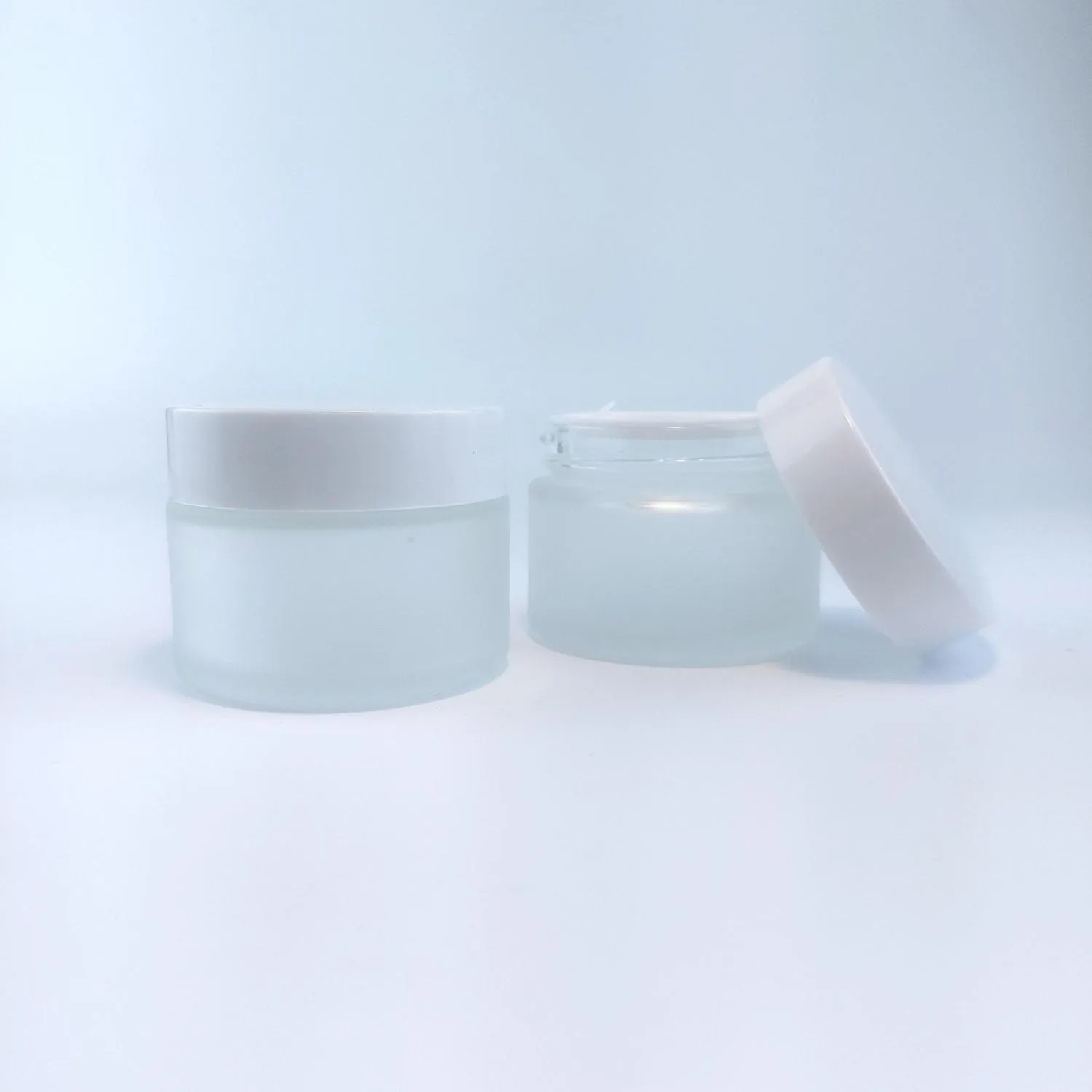 Банка 50 мл стеклянная фростированная в комплекте с крышкой белой глянцевой и  белой твердой прокладкой РР 5