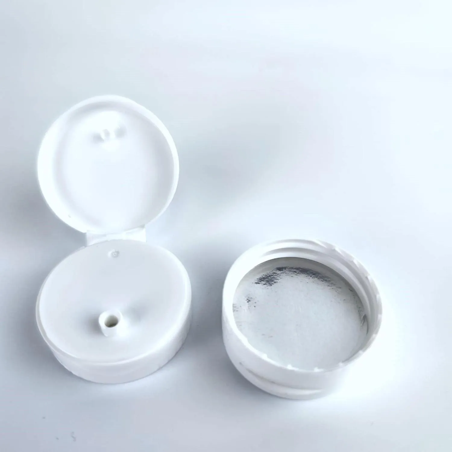 Крышка флип-топ, 38/400 белая, отверстие 3,5 мм, с индукционной мембраной для флакона из HDPE (арт.739) 7