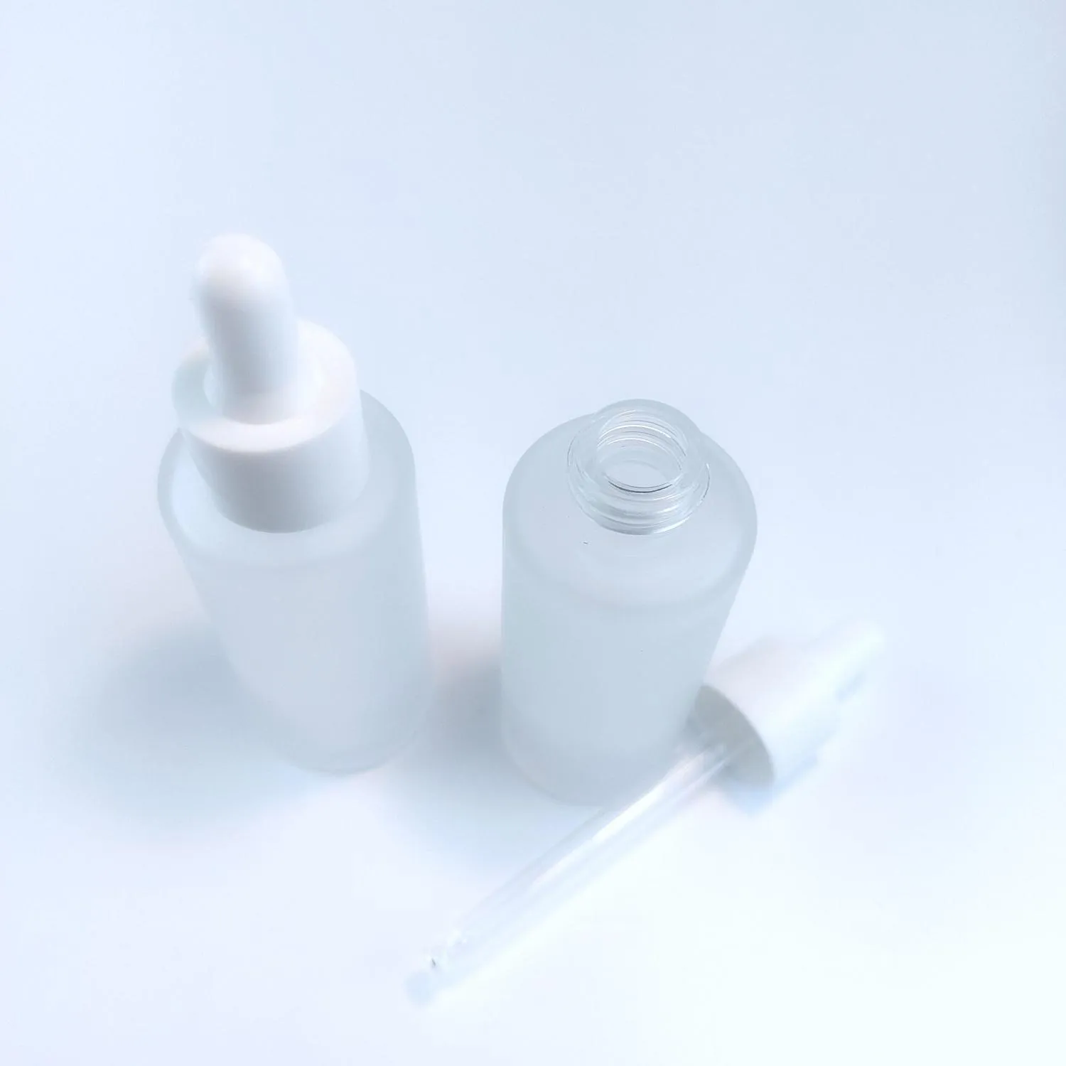 Флакон 50 мл стеклянный фростированный, 20/410, прямые плечи, d-3,7 см в комплекте с белой пипеткой 2