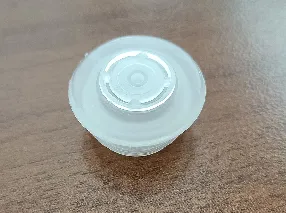 Reduktor 28/410 barwiony czarny z nałożoną zatyczką czarną do reduktora (do but.100ml)