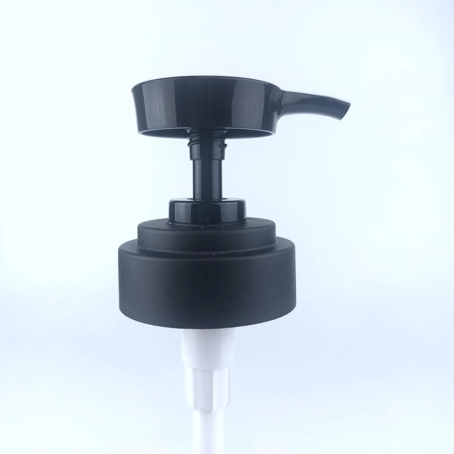 Дозатор 24/410 черный глянцевый c узким носом гладкий, с матовой юбкой, длина трубки 110 мм в выдернутом состоянии LY 9021 - АКЦИЯ 2